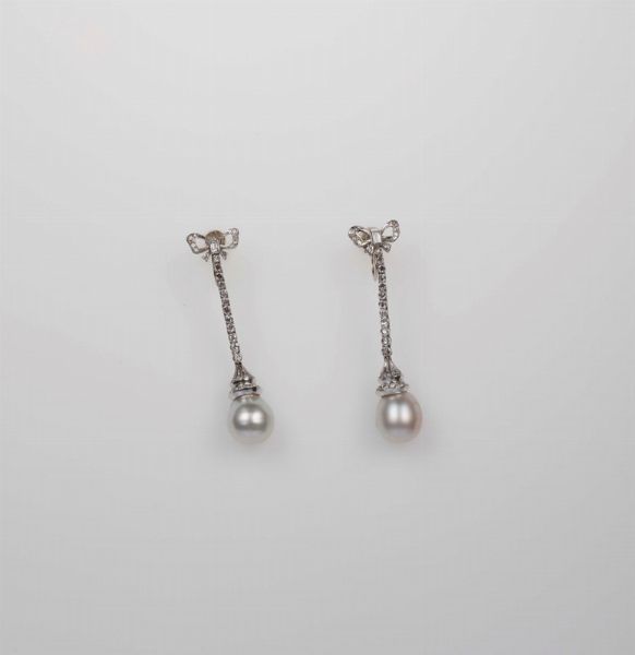 Orecchini pendenti con perle coltivate e piccoli diamanti  - Asta Fine Jewels - Associazione Nazionale - Case d'Asta italiane