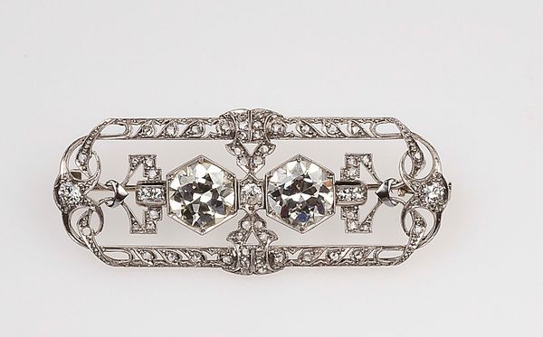 Spilla con due diamanti di vecchio taglio per ct 5,50 circa  - Asta Fine Jewels - Associazione Nazionale - Case d'Asta italiane
