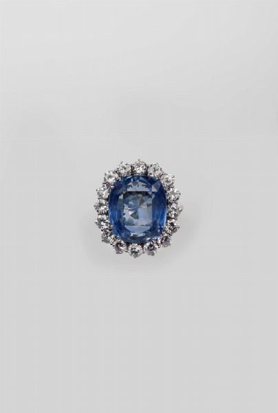 Anello con zaffiro Sri Lanka di ct 16,50 circa e diamanti a contorno  - Asta Fine Jewels - Associazione Nazionale - Case d'Asta italiane