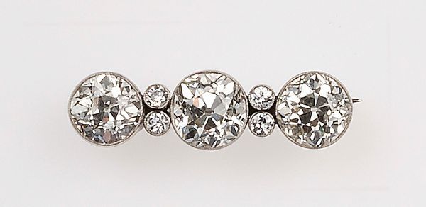 Spilla a barretta con tre diamanti di vecchio taglio per ct 8,00 circa  - Asta Fine Jewels - Associazione Nazionale - Case d'Asta italiane