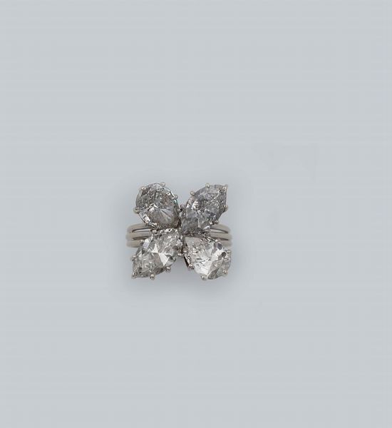 Anello con diamanti taglio a goccia e taglio navette per un totale di ct 6,00 circa  - Asta Fine Jewels - Associazione Nazionale - Case d'Asta italiane