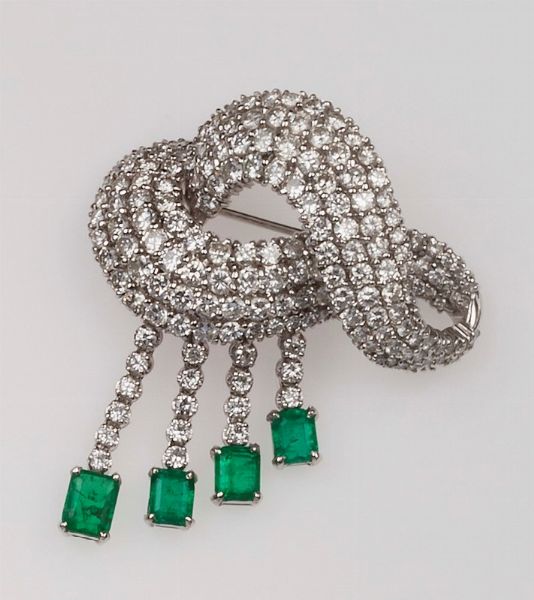 Spilla Nodo con smeraldi Colombia e diamanti taglio a brillante  - Asta Fine Jewels - Associazione Nazionale - Case d'Asta italiane