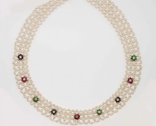 Girocollo di perle coltivate con smeraldi, rubini, zaffiri e diamanti  - Asta Fine Jewels - Associazione Nazionale - Case d'Asta italiane