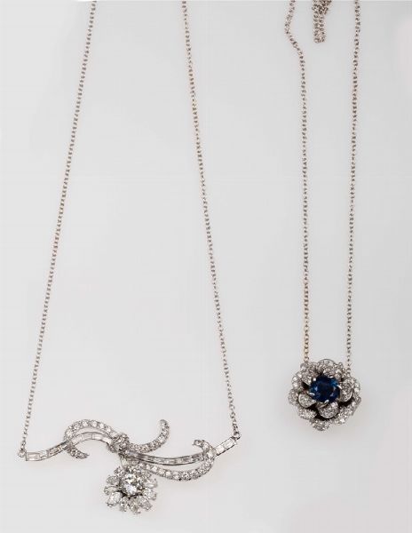 Lotto composto da due pendenti a soggetto floreale, con diamanti e zaffiri  - Asta Fine Jewels - Associazione Nazionale - Case d'Asta italiane