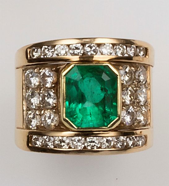 Anello con smeraldo di ct 3,05 circa e diamanti a contorno  - Asta Fine Jewels - Associazione Nazionale - Case d'Asta italiane
