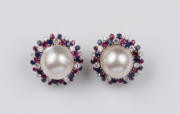 Orecchini con perle mab, diamanti zaffiri e rubini  - Asta Fine Jewels - Associazione Nazionale - Case d'Asta italiane