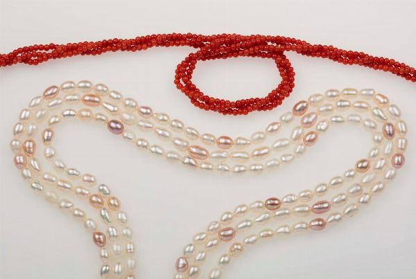 Lotto composto da una collana di corallo e da 3 fili di perle  - Asta Fine Jewels - Associazione Nazionale - Case d'Asta italiane