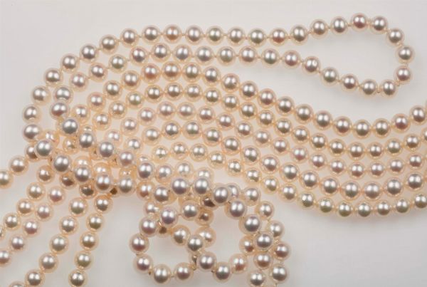 Lotto composto da una collana di perle e da 5 fili di perle  - Asta Fine Jewels - Associazione Nazionale - Case d'Asta italiane