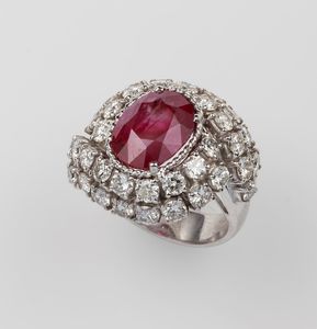 Anello con rubino Burma di ct 8,63 con diamanti  - Asta Fine Jewels - Associazione Nazionale - Case d'Asta italiane
