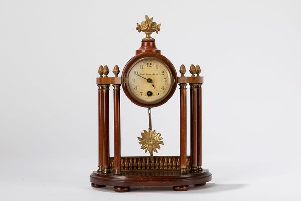 Orologio da appoggio in legno e metallo dorato. Firmato Stewart, Dawson & Co. Ltd. inizi del XX secolo  - Asta Arredi  - Associazione Nazionale - Case d'Asta italiane
