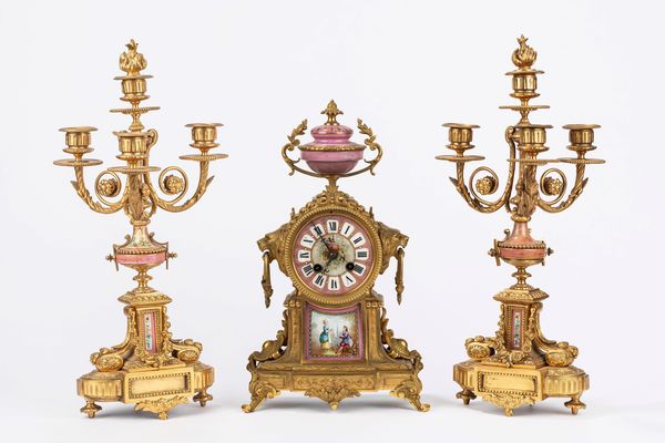 Orologio da appoggio francese in bronzo dorato e porcellana dipinta a mano  - Asta Arredi  - Associazione Nazionale - Case d'Asta italiane