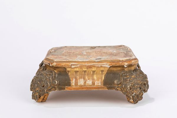 Base in legno finemente intagliato. Inizio secolo XIX  - Asta Arredi  - Associazione Nazionale - Case d'Asta italiane