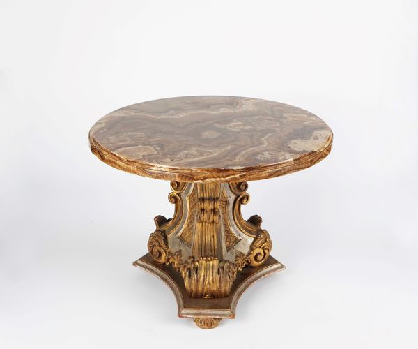 Tavolino con piano circolare in onice, con base ricavata da antico candeliere in legno intagliato e dorato  - Asta Arredi  - Associazione Nazionale - Case d'Asta italiane