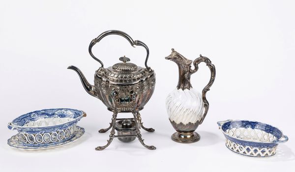 Lotto composto da una bottiglia in cristallo, montata in argento; un bollitore in Sheffield e due cestini traforati in ceramica bianca e blu, uno con piattino  - Asta Arredi  - Associazione Nazionale - Case d'Asta italiane