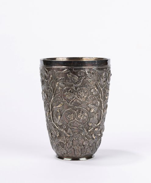 Bicchiere cilindrico in metallo argentato finemente sbalzato e decorato a motivi floreali  - Asta Arredi  - Associazione Nazionale - Case d'Asta italiane