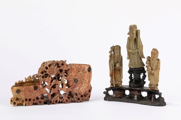 Tre figure di saggi e un portafiori in pietra saponaria. Cina, inizi secolo XX  - Asta Incanti d'Asia - Associazione Nazionale - Case d'Asta italiane