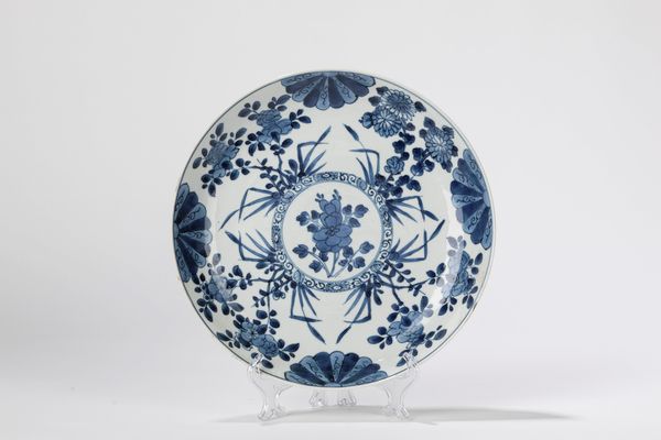 Piatto in porcellana bianca e blu. Cina, periodo Kangxi (1661-1722)  - Asta Incanti d'Asia - Associazione Nazionale - Case d'Asta italiane
