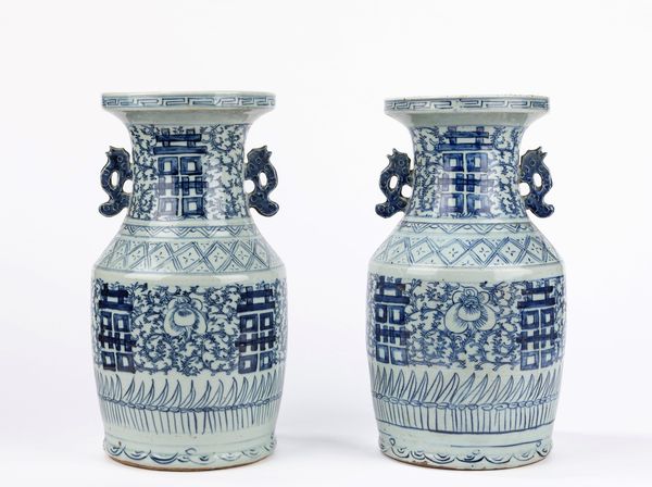 Due vasi in porcellana bianca e blu, biansati, decorati con ideogrammi. Cina, secolo XX  - Asta Incanti d'Asia - Associazione Nazionale - Case d'Asta italiane