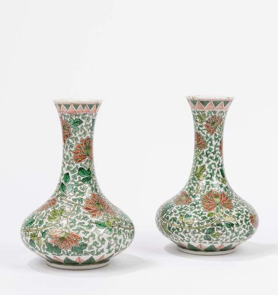 Coppia di vasi a bottiglia in porcellana Famiglia Verde. Cina, secolo XIX  - Asta Incanti d'Asia - Associazione Nazionale - Case d'Asta italiane