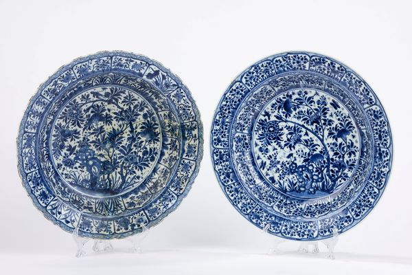 Coppia di piatti in porcellana bianca e blu. Cina, secolo XIX  - Asta Incanti d'Asia - Associazione Nazionale - Case d'Asta italiane