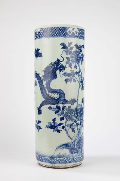 Porta ombrelli in porcellana bianca e blu raffigurante drago. Cina, secolo XX  - Asta Incanti d'Asia - Associazione Nazionale - Case d'Asta italiane