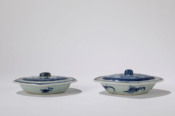 Due piccole legumiere in porcellana bianca e blu. Cina, Compagnia delle Indie, secolo XIX  - Asta Incanti d'Asia - Associazione Nazionale - Case d'Asta italiane