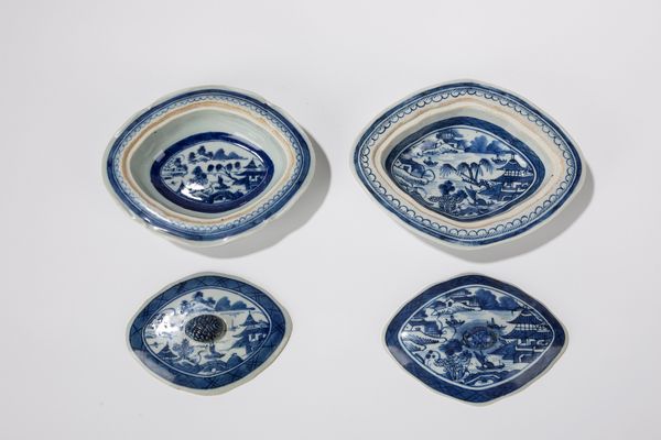 Due piccole legumiere in porcellana bianca e blu. Cina, Compagnia delle Indie, secolo XIX  - Asta Incanti d'Asia - Associazione Nazionale - Case d'Asta italiane