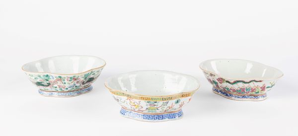 Tre alzatine in porcellana Famiglia Rosa. Cina, secolo XX  - Asta Incanti d'Asia - Associazione Nazionale - Case d'Asta italiane