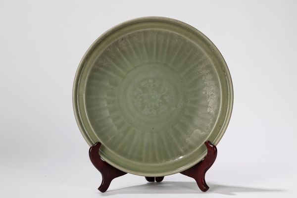 Piatto in porcellana celadon Longquan. Cina, fine dinastia Yuan/inizio dinastia Ming  - Asta Incanti d'Asia - Associazione Nazionale - Case d'Asta italiane