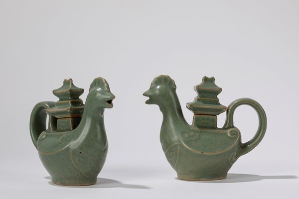 Coppia di versatoi in ceramica a invetriatura celadon. Cina, secolo XX  - Asta Incanti d'Asia - Associazione Nazionale - Case d'Asta italiane