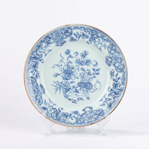 Piatto in porcellana bianca e blu. Cina, secolo XVIII  - Asta Incanti d'Asia - Associazione Nazionale - Case d'Asta italiane