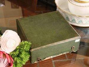 Serie di quattro saliere in vetro soffiato verde e metallo  - Asta Deballage. Occasioni all'asta - Associazione Nazionale - Case d'Asta italiane