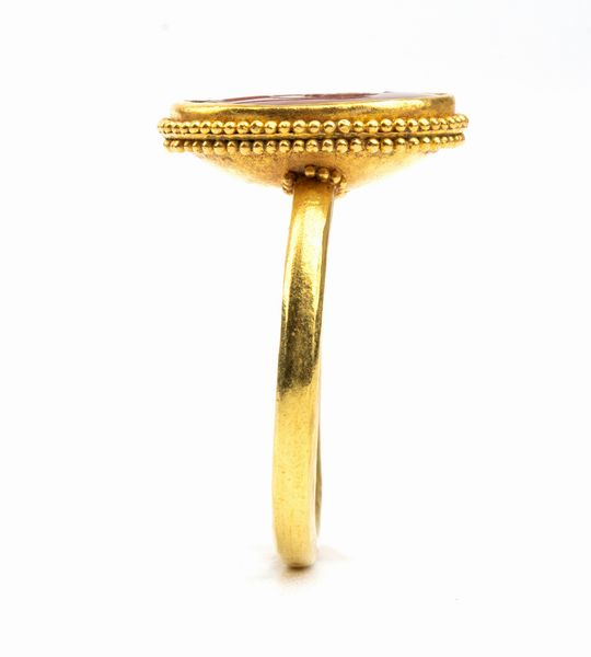 Anello in stile archeologico in oro e corniola  - Asta Gioielli, orologi, argenti e penne - Associazione Nazionale - Case d'Asta italiane