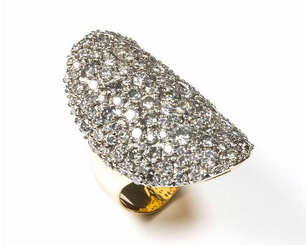 ORME': anello ovale a fascia in oro con pavÃ¨ di diamanti  - Asta Gioielli, orologi, argenti e penne - Associazione Nazionale - Case d'Asta italiane