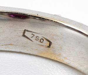 Anello in oro con rubino e diamanti  - Asta Gioielli, orologi, argenti e penne - Associazione Nazionale - Case d'Asta italiane