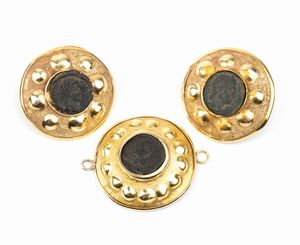 Paio di orecchini e pendente in oro  con moneta  - Asta Gioielli, orologi, argenti e penne - Associazione Nazionale - Case d'Asta italiane