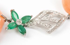 Paio di orecchini pendenti in oro con cabochon e fiori in corallo rosa, diamanti e smeraldi  - Asta Gioielli, orologi, argenti e penne - Associazione Nazionale - Case d'Asta italiane