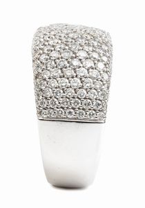 Anello in oro e pavé di diamanti  - Asta Gioielli, orologi, argenti e penne - Associazione Nazionale - Case d'Asta italiane
