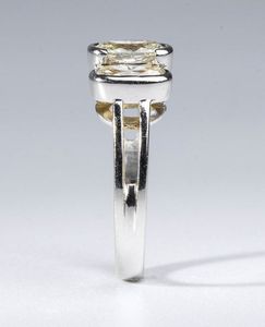 Anello trilogy con diamanti ovali  - Asta Gioielli, orologi, argenti e penne - Associazione Nazionale - Case d'Asta italiane