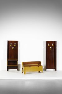 DE CARLI CARLO (1910 - 1999) - Lotto composto da un divanetto e due appendiabiti da parete, dei quali uno con vano a giorno e cassetto, per Fiarm