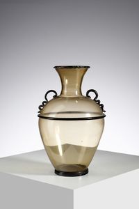 FERRO TOSO BAROVIER - attribuito. Vaso biansato in vetro pagliesco decorato con applicazioni di vetro nero con foglia d'oro