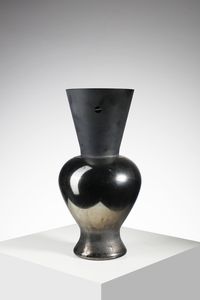 DORDONI RODOLFO (n. 1954) - Vaso mod. Re per Venini in vetro incamiciato nero con superficie esterna parzialmente acidata e ad effetto metallico