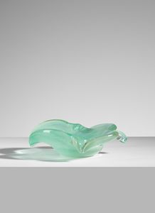 SEGUSO VETRI D'ARTE - attribuito. Ciotola a forma di foglia in vetro bullicante trasparente verdino