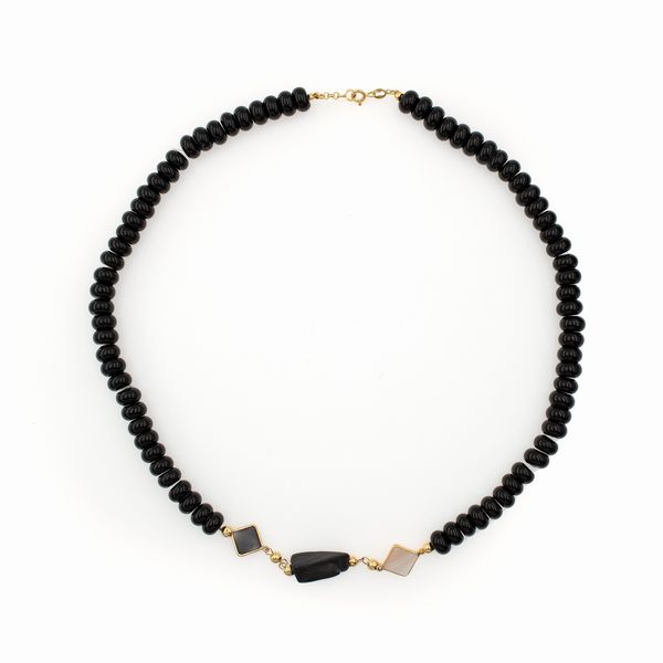 Collana in oro giallo 18kt onice nero, madreperla e pietra lavica  - Asta Gioielli Orologi e Fashion Vintage - Associazione Nazionale - Case d'Asta italiane