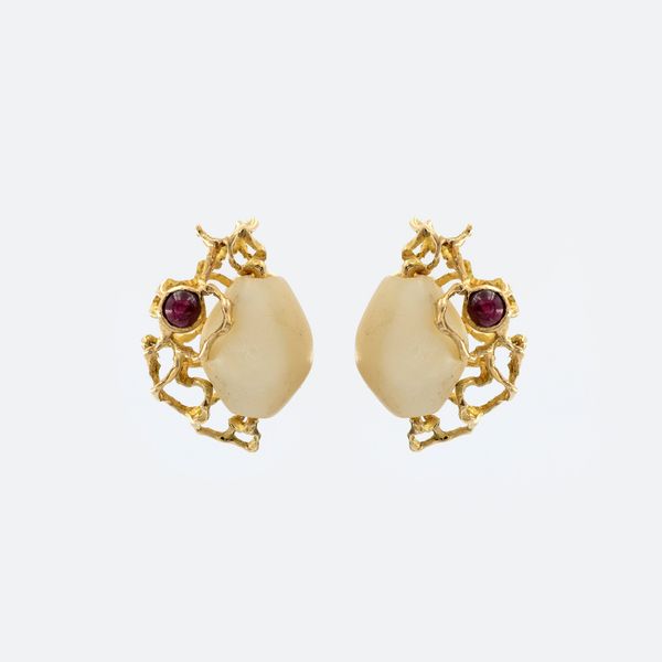 Orecchini a lobo in oro giallo 18kt madreperla e rubini  - Asta Gioielli Orologi e Fashion Vintage - Associazione Nazionale - Case d'Asta italiane