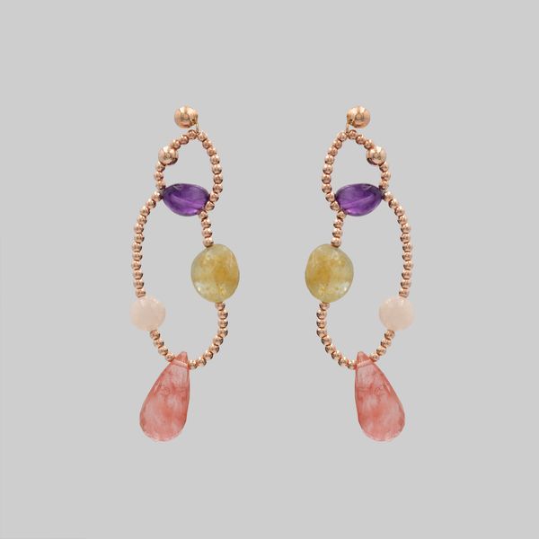 Orecchini pendenti in oro giallo 18kt ematite rosa crisoprasio e amestista  - Asta Gioielli Orologi e Fashion Vintage - Associazione Nazionale - Case d'Asta italiane