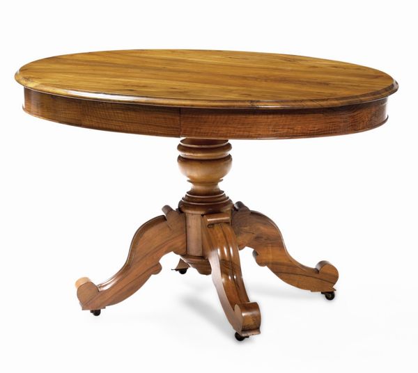 Tavolino in noce con piano ovale. XX secolo  - Asta Antiquariato Settembre - Associazione Nazionale - Case d'Asta italiane