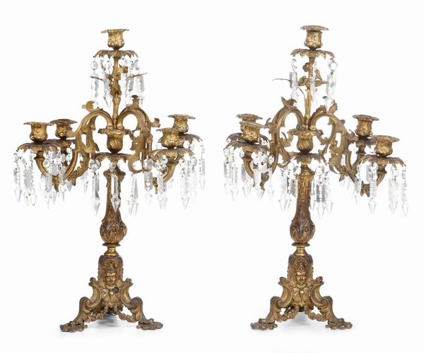 Coppia di candelabri in metallo dorato e cristalli. XiX secolo  - Asta Antiquariato Settembre - Associazione Nazionale - Case d'Asta italiane