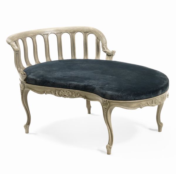 Divanetto in legno intagliato e laccato  - Asta Antiquariato Settembre - Associazione Nazionale - Case d'Asta italiane