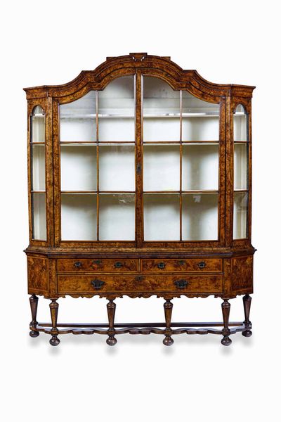 Grande vetrina impiallacciata in radica di noce. Olanda, XVIII secolo  - Asta Antiquariato Settembre - Associazione Nazionale - Case d'Asta italiane